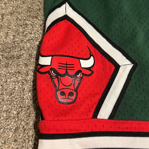 Authentic Mitchell & Ness NBA Chicago bulls basketball shorts - Picture 2 of 9